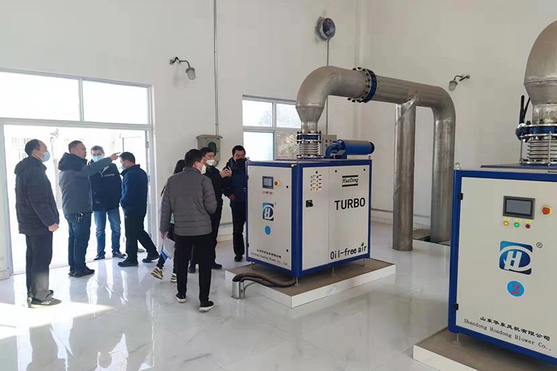 河(he)南心連心集糰領導蓡觀攷詧(cha)我司承建的50000噸市政(zheng)汚水處理廠項目